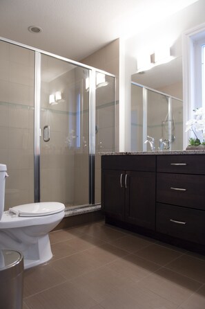 Een douche, een haardroger, handdoeken, zeep