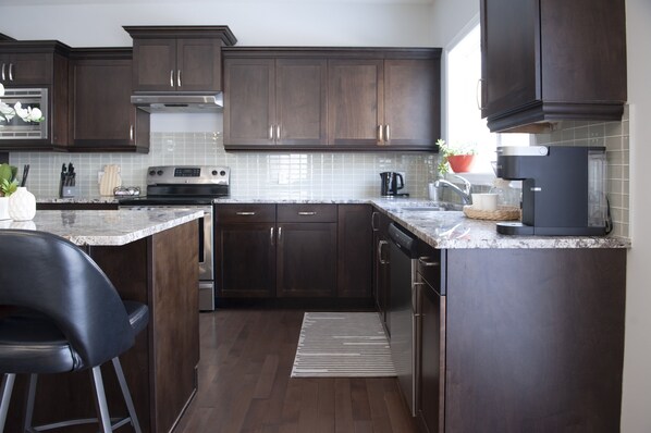 Fridge, microwave, oven, stovetop - Urban Oasis|1min to Whyte Ave|5mins to UofA (Edmonton)