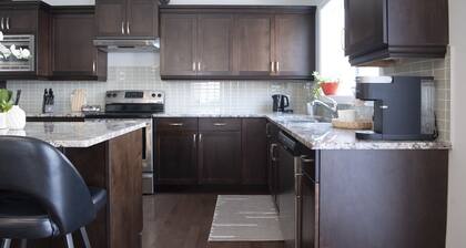 Urban Oasis|1min to Whyte Ave|5mins to UofA| A/C