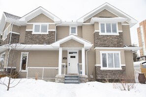 Exterior - Urban Oasis|1min to Whyte Ave|5mins to UofA (Edmonton)