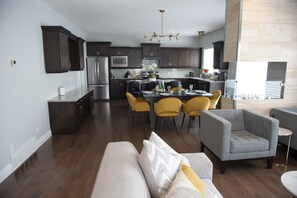 Interior - Urban Oasis|1min to Whyte Ave|5mins to UofA (Edmonton)