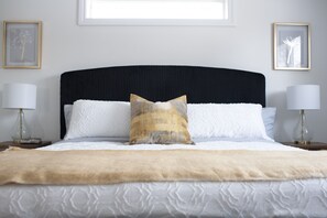 3 bedrooms, travel crib, WiFi, bed sheets - Urban Oasis|1min to Whyte Ave|5mins to UofA (Edmonton)