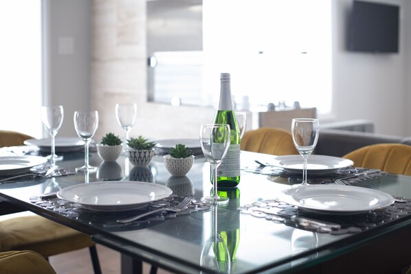 Dining - Urban Oasis|1min to Whyte Ave|5mins to UofA (Edmonton)