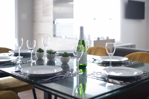 Urban Oasis|1min to Whyte Ave|5mins to UofA