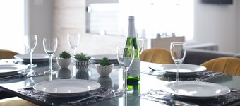 Urban Oasis|1min to Whyte Ave|5mins to UofA