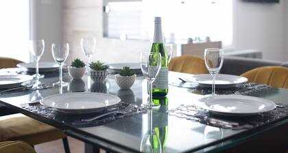 Urban Oasis|1min to Whyte Ave|5mins to UofA