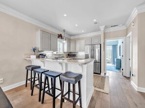 Frigorifero, microonde, forno, piano cottura