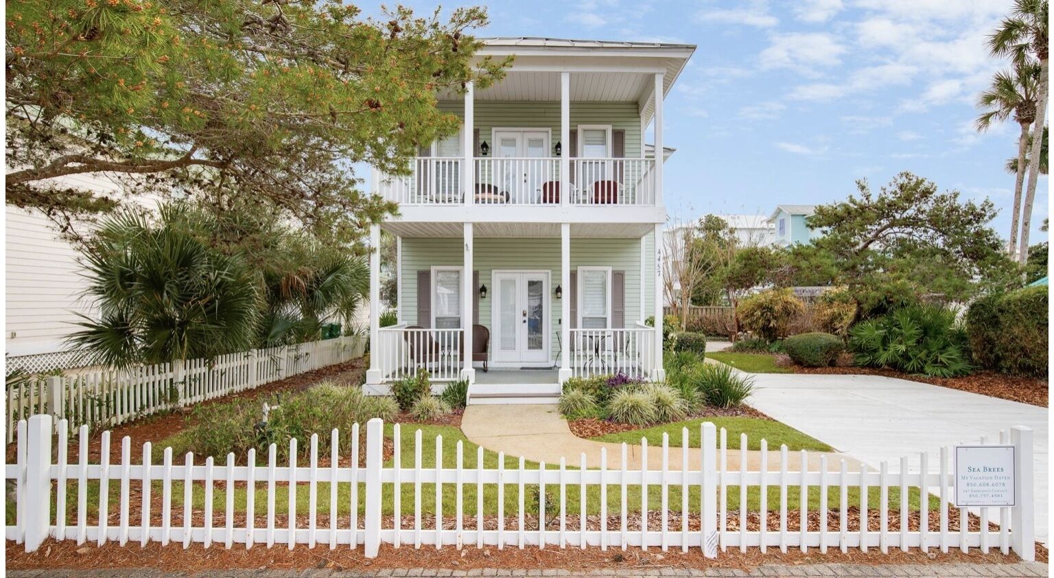 Amazing Beach House in Crystal Beach~Steps to Beach & Pool~Outdoor living area 
