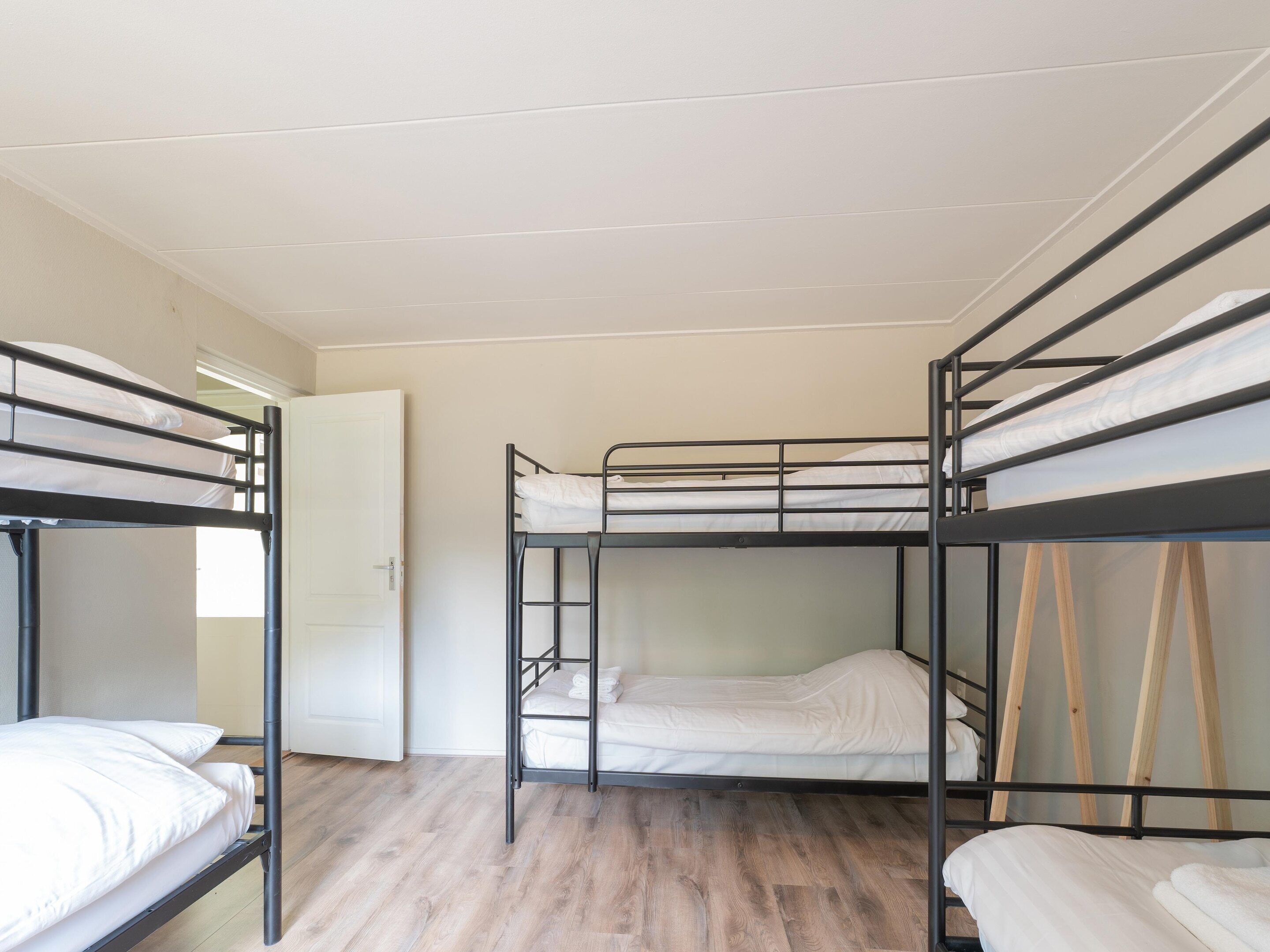 6 habitaciones, muebles diferentes y ropa de cama 