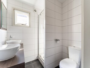 Bathroom - Snug Holiday Home in Bantega With Own Harbour, Boathouse (Bantega)