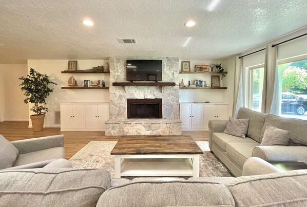 TV connectée, table de tennis de table, livres