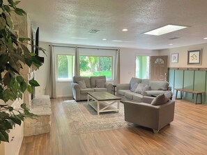 TV connectée, table de tennis de table, livres