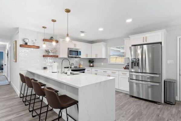 Kühlschrank, Mikrowelle, Ofen, Herdplatte