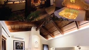 Un interior acogedor con chimenea, cama y comedor.