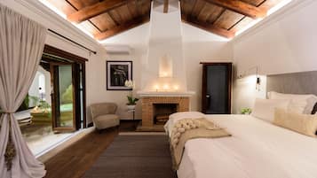 Suite Deluks, 1 Tempat Tidur King | Minibar dan didekorasi berbeda-beda