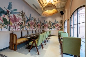 Family dining - The Earth Amritsar, Trademark Collection by Wyndham (Amritsar)