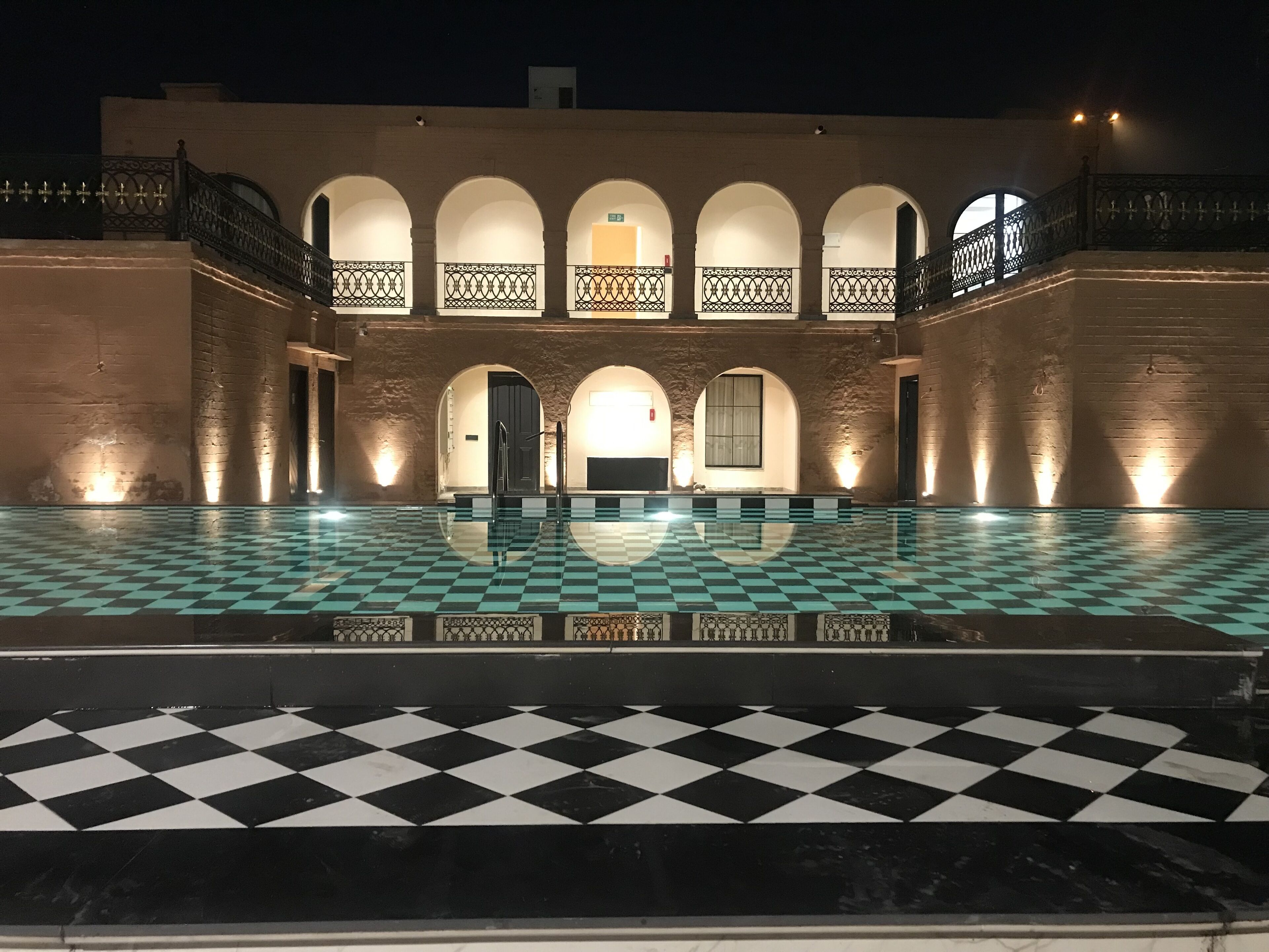 Una piscina al aire libre