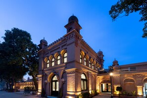 Façade de l’hébergement  – soirée/nuit