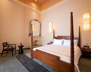 Frigobar, cofres nos quartos, individualmente mobiliados, escrivaninha