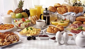 Un buffet de petit-déjeuner proposant une variété d'aliments et de boissons.