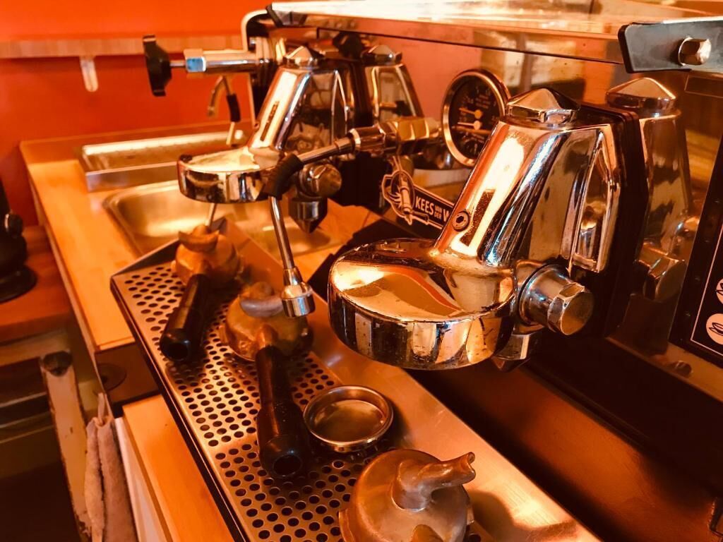 Una cafetera con pantalla digital y depósito de agua.