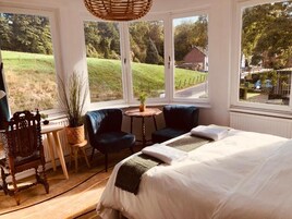 Ropa de cama de alta calidad, cubrecamas y wifi gratis 