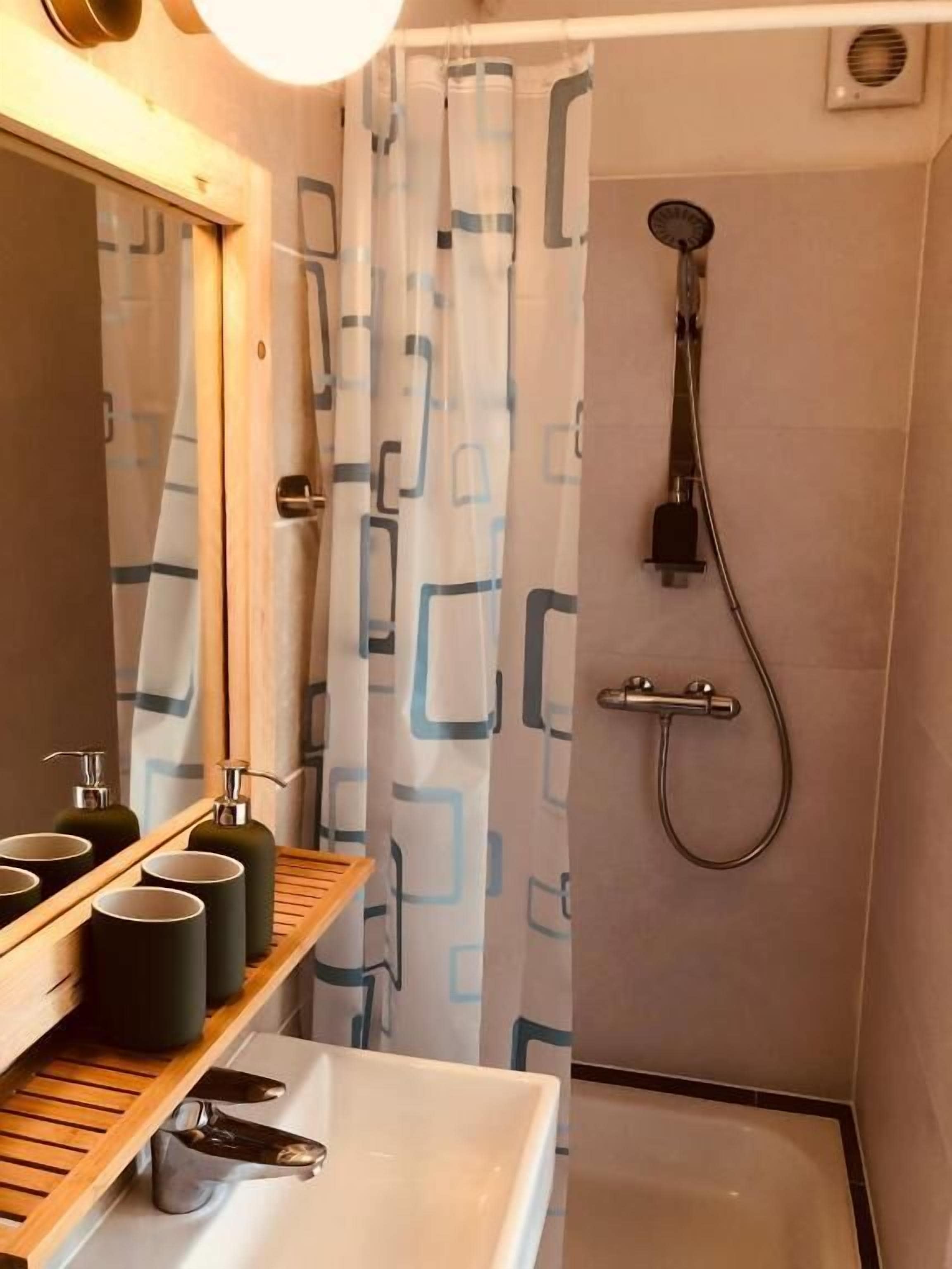 Pengering rambut dan handuk