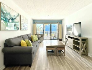 TV - 2000 - Beautiful, Steps to the beach 480sf (Myrtle Beach)