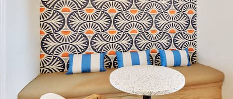 Suite, cuisinette | Repas dans la chambre