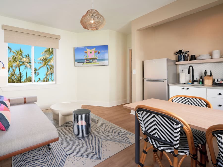 Suíte presidencial, cozinha americana | Área de estar | Smart TV 32 polegadas com canais digitais, TV, serviços de streaming