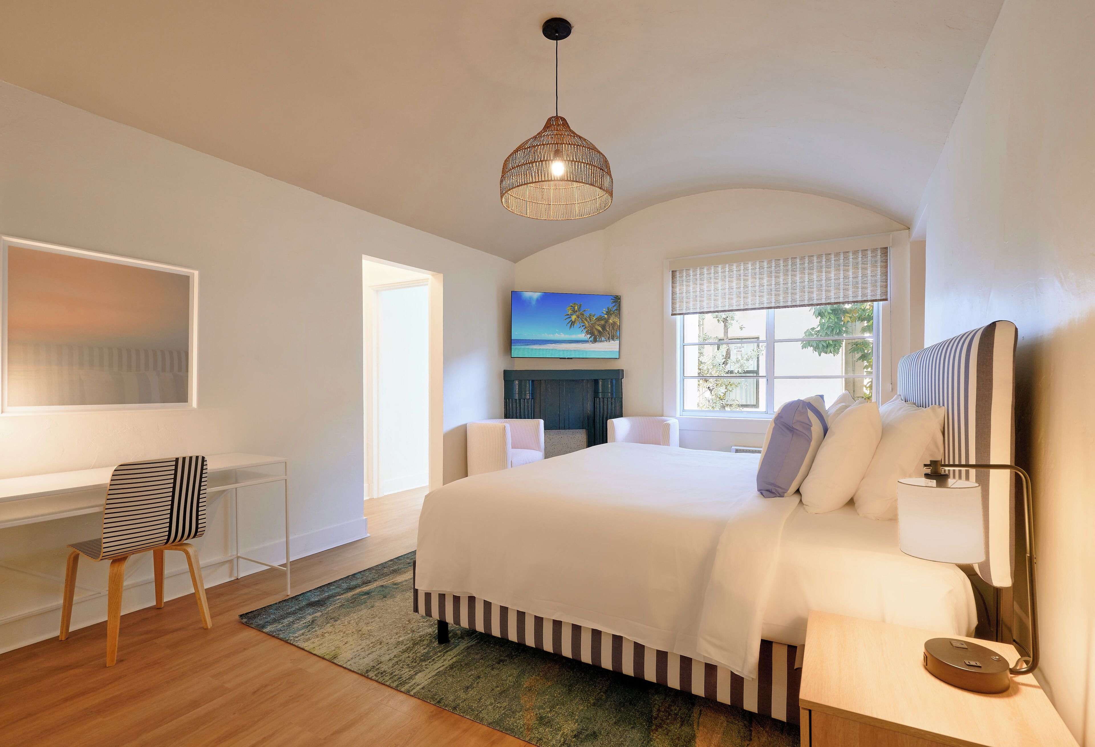 Ropa de cama hipoalergénica, muebles diferentes y escritorio 