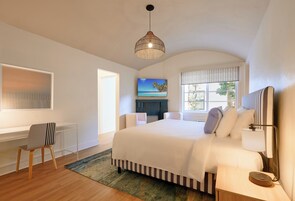 Ropa de cama hipoalergénica, muebles diferentes y escritorio 