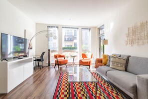 Living area - Sophari Isle: Mercer Island Apartments (Mercer Island)