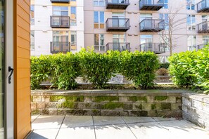 Living area - Sophari Isle: Mercer Island Apartments (Mercer Island)