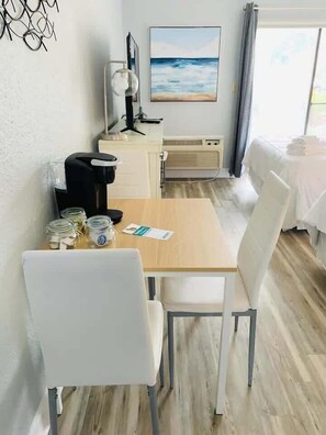 Dining - 5113 - Studio, 1 block from the beach (Myrtle Beach)