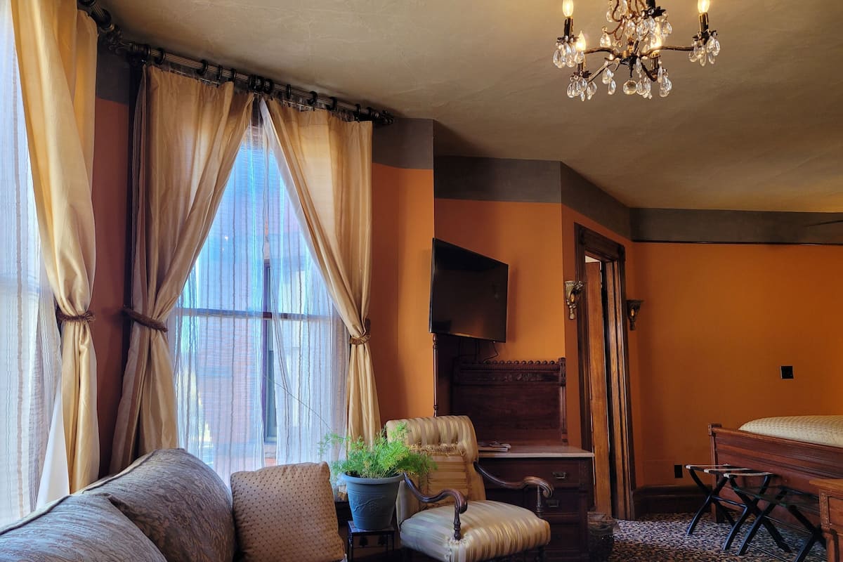 Robin Room | Premium bedding, pillowtop beds, individually decorated