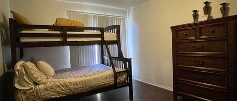 3 makuuhuonetta, työpöytä, Wi-Fi, vuodevaatteet