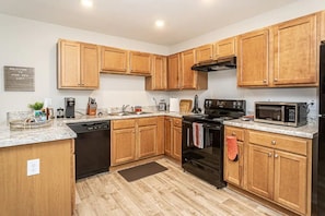 Fridge, microwave, oven, stovetop - Newly Built Cozy Loft/ Travel Nurses Welcomed (Fayetteville)