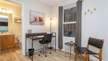 1 habitación, escritorio, tabla de planchar con plancha y wifi