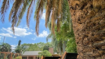 Una piscina al aire libre de temporada