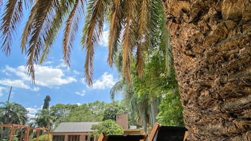 Una piscina al aire libre de temporada