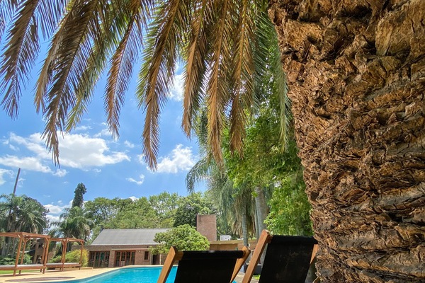 Una piscina al aire libre de temporada