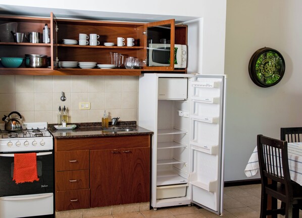 Kjøleskap, mikrobølgeovn, kjøkkenutstyr og rengjøringsutstyr