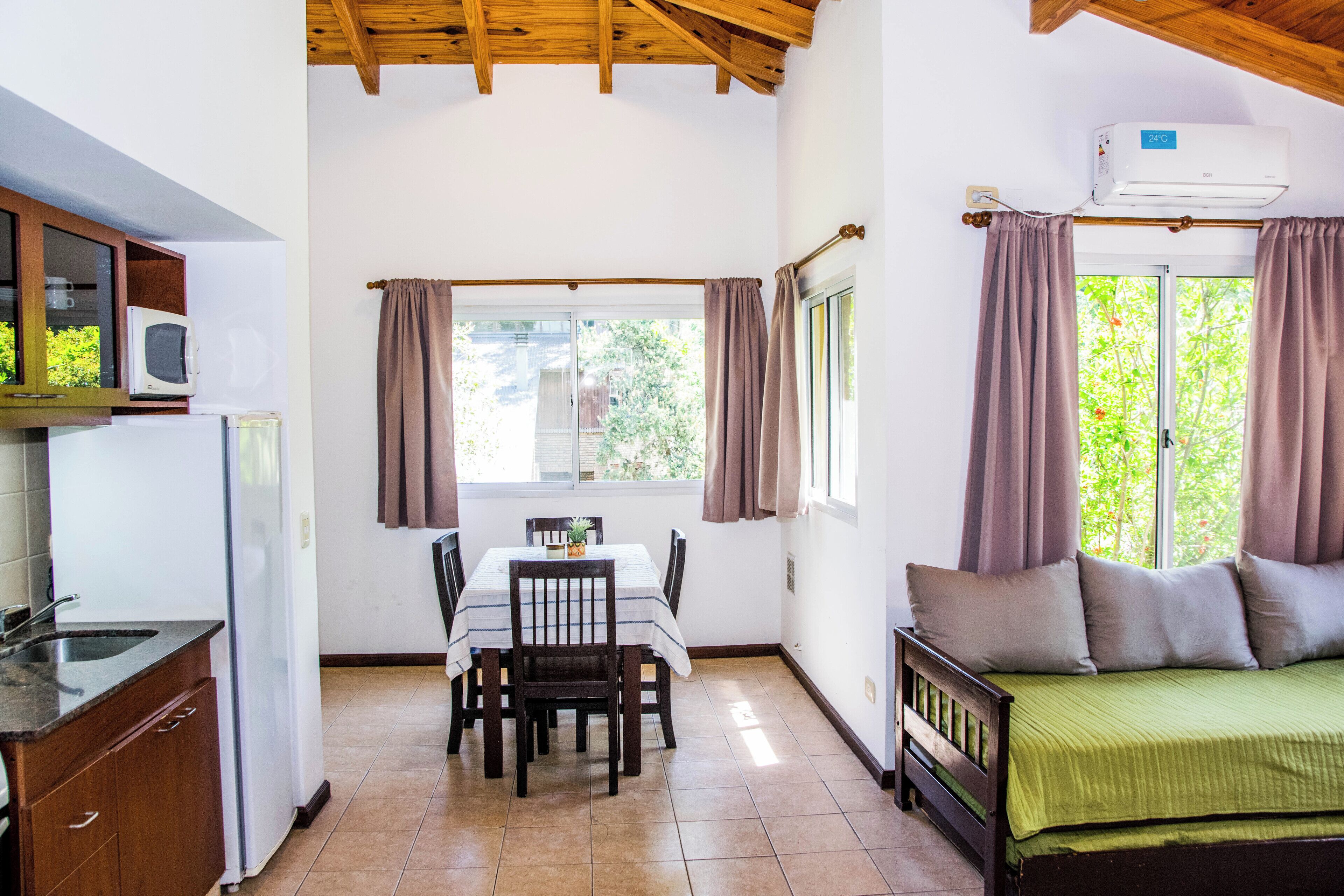 Geladeira grande, micro-ondas, talheres/pratos/utensílios de cozinha