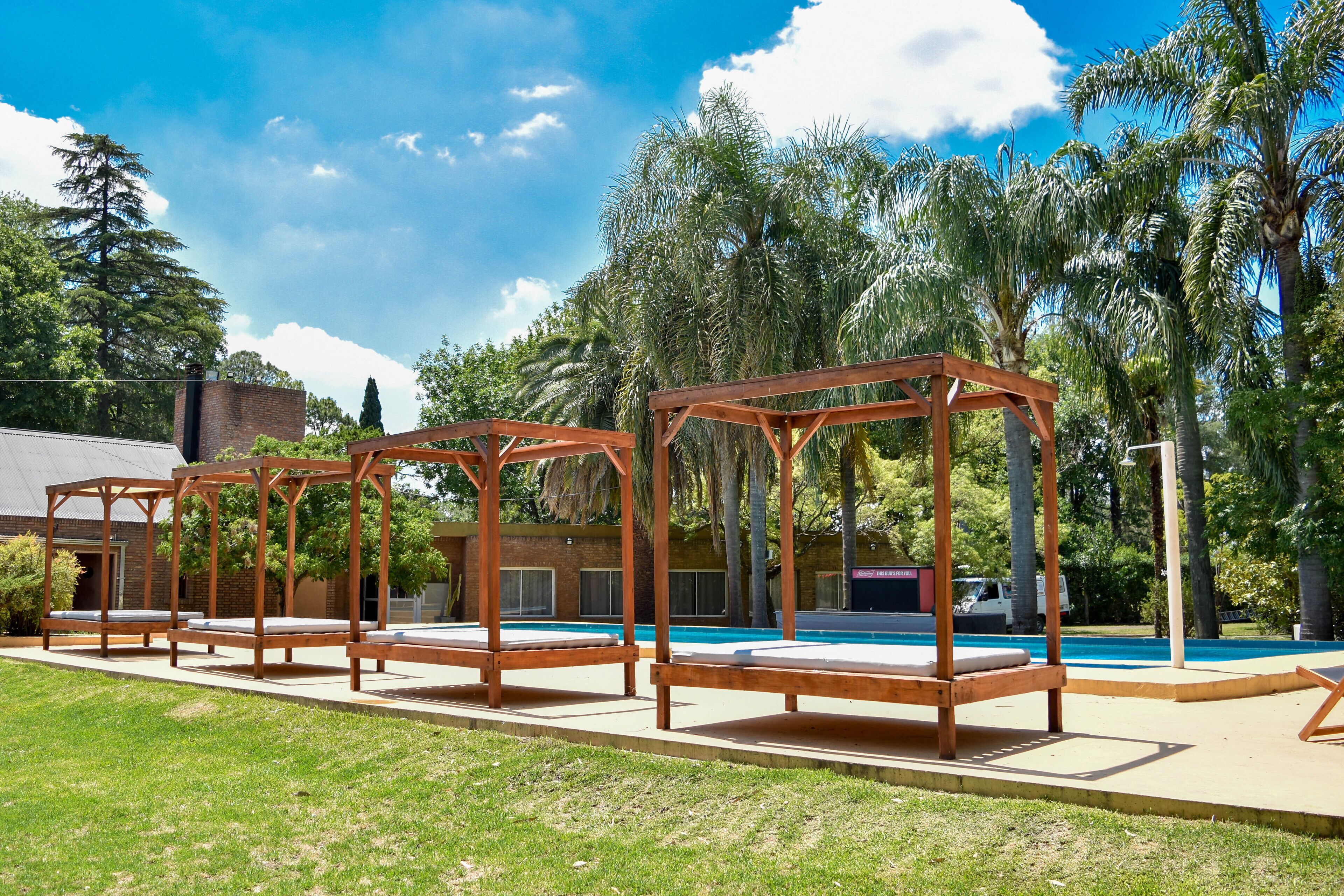 Una piscina al aire libre de temporada
