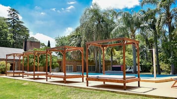 Una piscina al aire libre de temporada