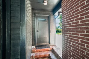 Exterior detail - Cozy 1bed 1bath Guest House Near Downtown & Parris Island (Beaufort)