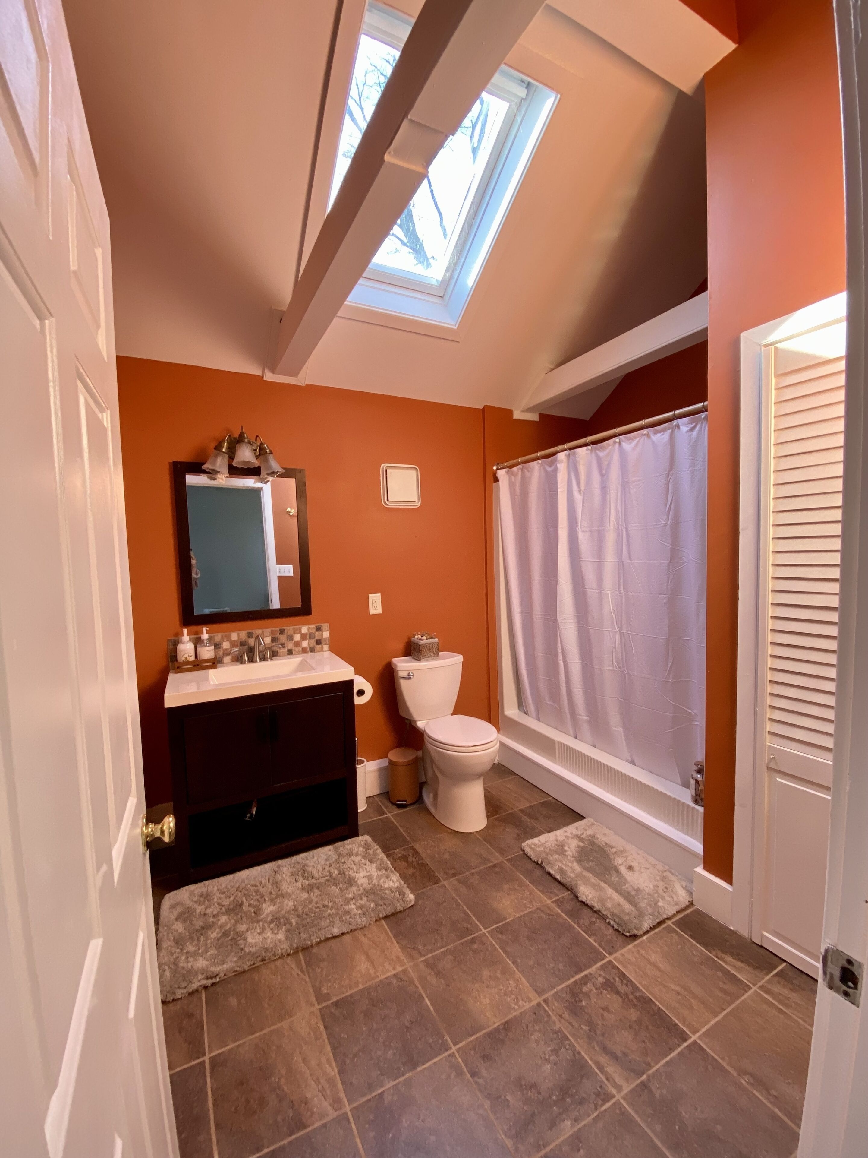 Hiustenkuivaaja, pyyhkeet, saippua, sampoo