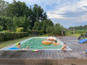 Una piscina al aire libre, una piscina climatizada