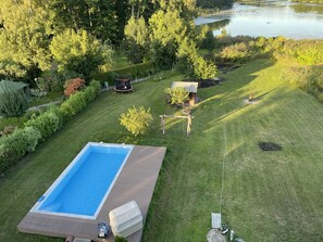 Una piscina al aire libre, una piscina climatizada